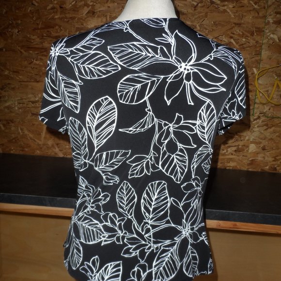 Covington Black/White Leaf Design Short Sleeve Blouse - Picture 2 of 7